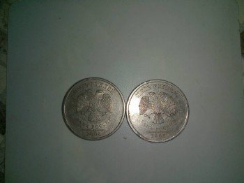 Слева обычная монета, а справа непонятная.На поле,вместо чеканки надпись.Ни когда не встречался..На фальшифку не похожа.