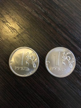 Справа обычная слева дефектная