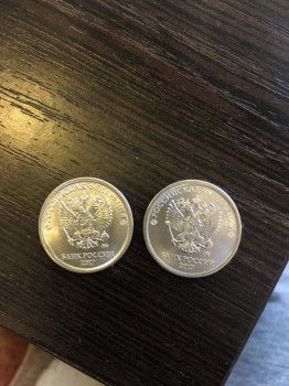 Справа обычная слева дефектная