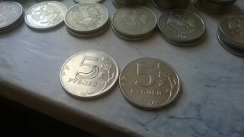 имеется какая то ступенька на левой монете где выделено